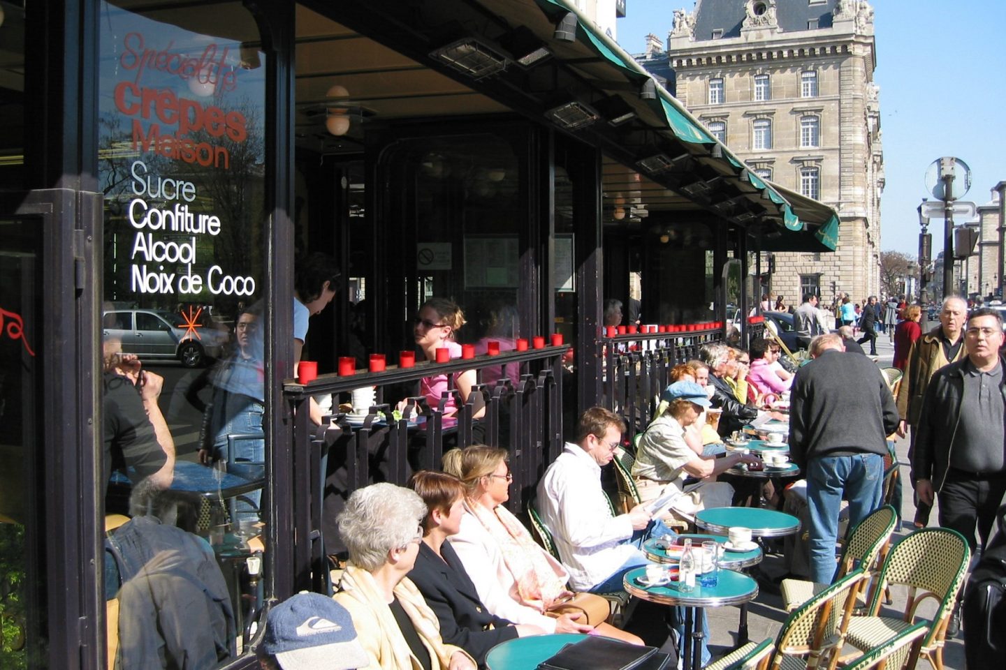 Fim de tarde no Boulevard Saint Michel, um dos prazeres ameaçados pela onda de terror