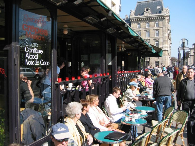 Fim de tarde no Boulevard Saint Michel, um dos prazeres ameaçados pela onda de terror