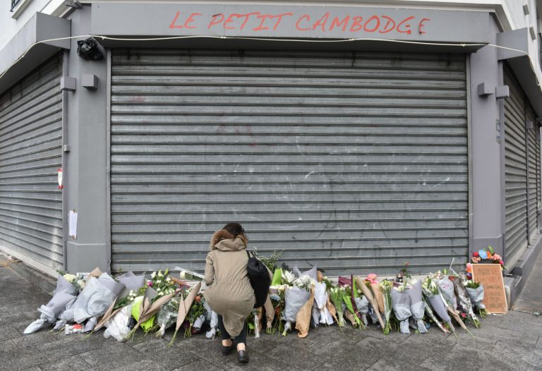 Na porta do Le Petit Cambodge, um dos alvos dos ataques em Paris, flores e luto