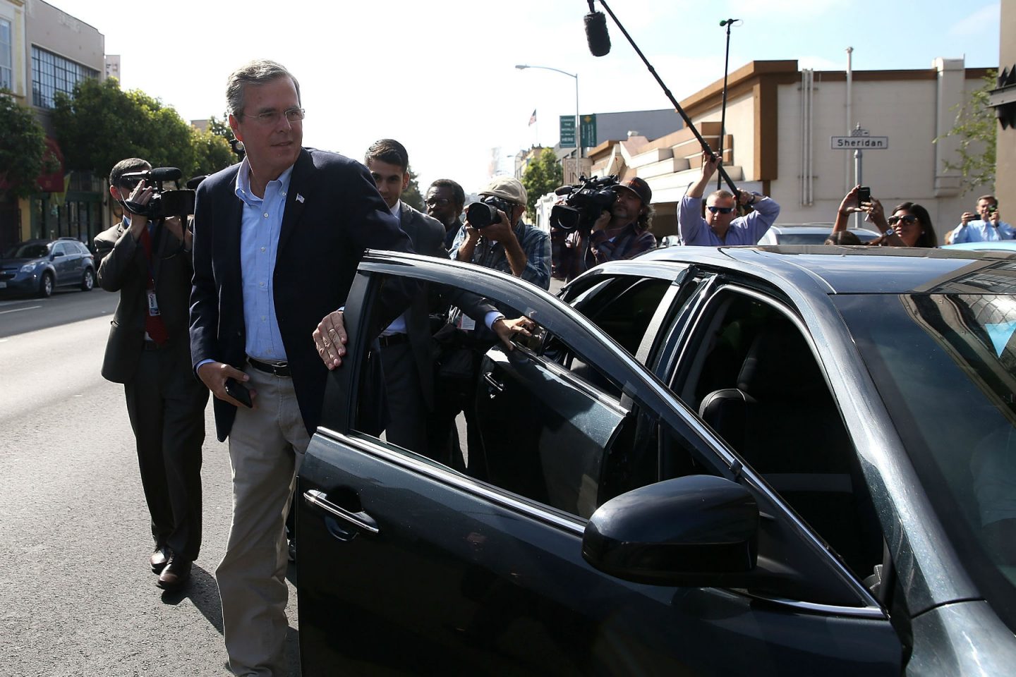 O pré-canditado republicano Jeb Bush entra num carro do Uber ma campanha presidencial americana