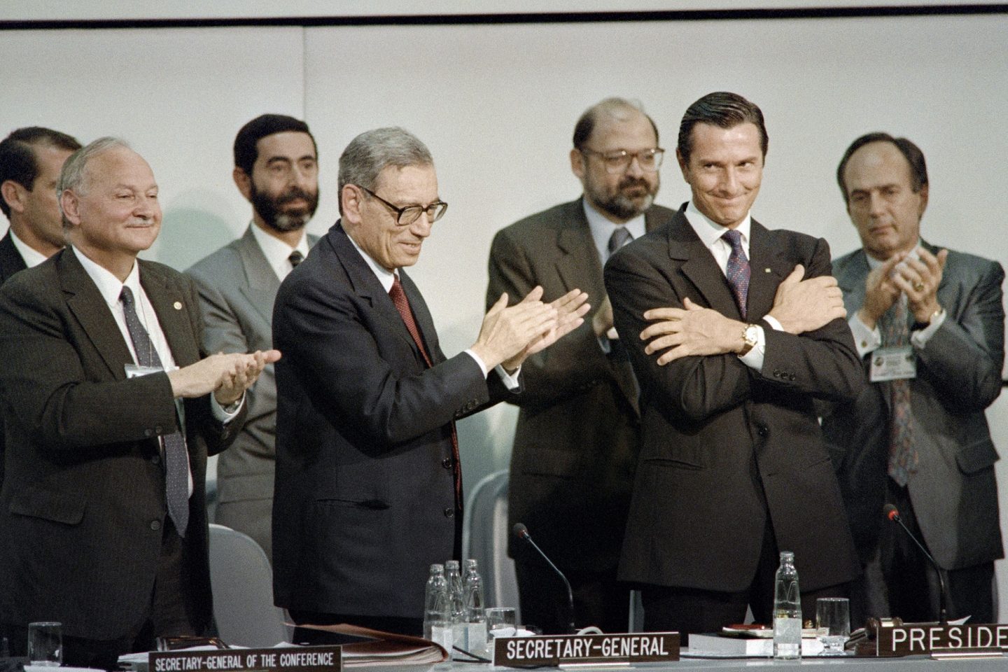 Maurice Strong (à esquerda) , na cerimônia de abertura da Rio-92, acompanhado do então presidente Fernando Collor de Mello