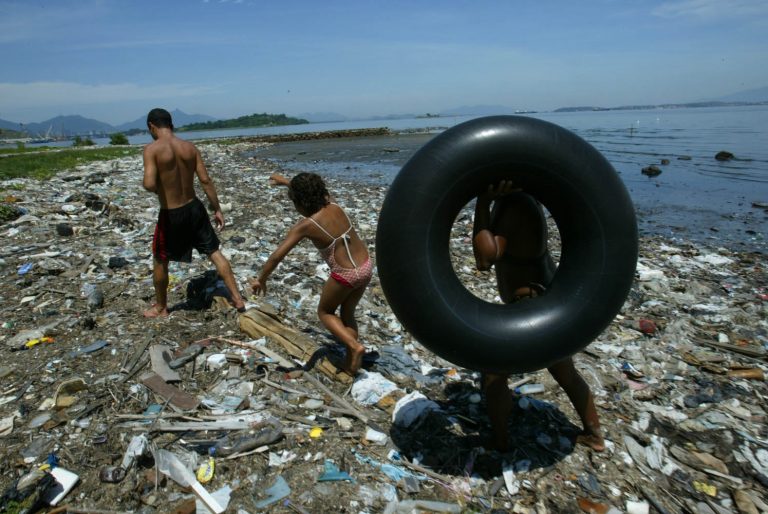 O princípio do usuário pagador prevê que o valor da água, por exemplo, seja cobrado de quem usa. Não apenas o preço que remunera a companhia de distribuição, mas o valor do bem em si mesmo