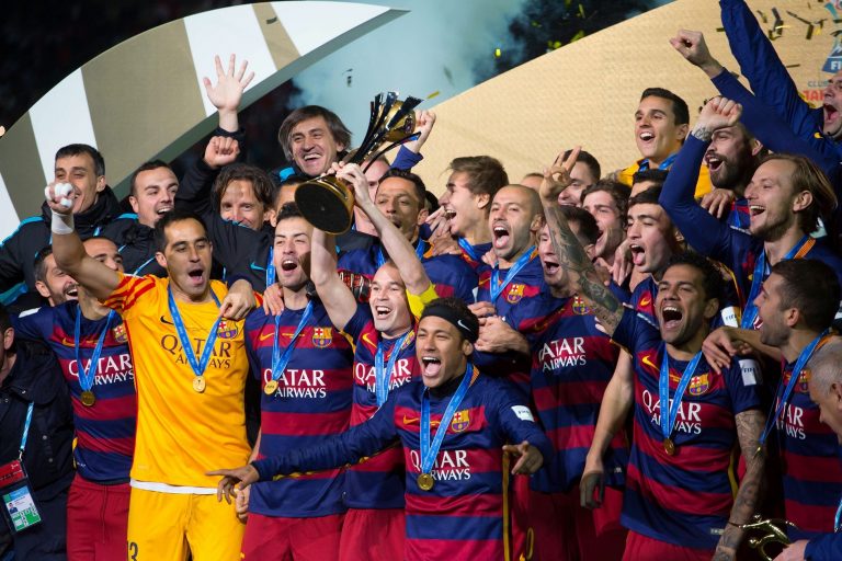 Pelo terceiro ano seguido, o título máximo dos clubes vai com facilidade para a Europa. O Barcelona superou na final o River Plate, da Argentina, por acachapantes 3 a 0, expressão do abismo que separa a qualidade técnica nos dois lados do planeta bola
