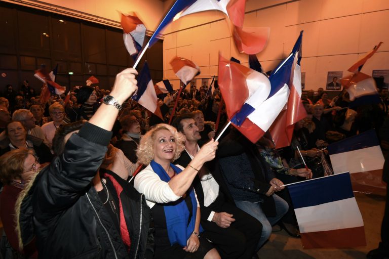 Eleitores do partido de Marine Le Pen fazem campanha em Paris
