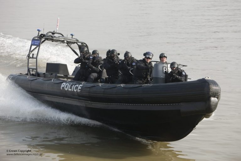 Treinamento da polícia de Londres, no rio Tâmisa, antes dos Jogos Olímpicos de 2012