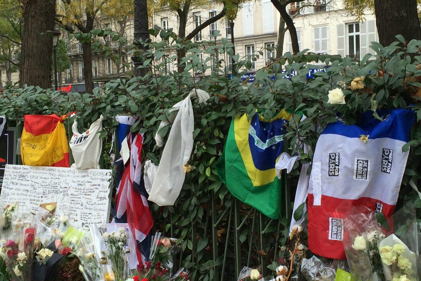 Bandeira do Brasil entre as homenagens aos mortos nos atentados de novembro