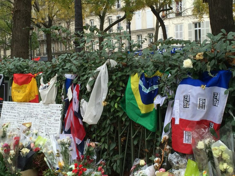 Bandeira do Brasil entre as homenagens aos mortos nos atentados de novembro