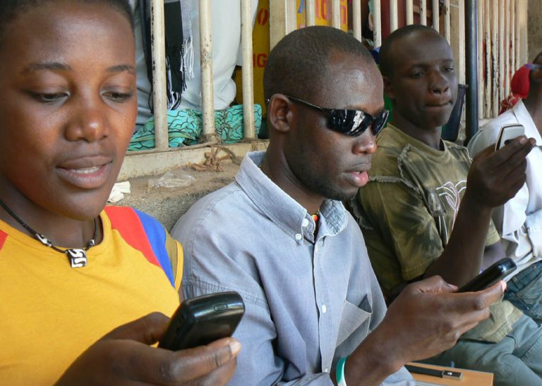 Segundo a ONU, existem sete bilhões de linhas de celulares no planeta, 2,3 bilhões de pessoas com smartphones e 3,2 bilhões de indivíduos com acesso à internet