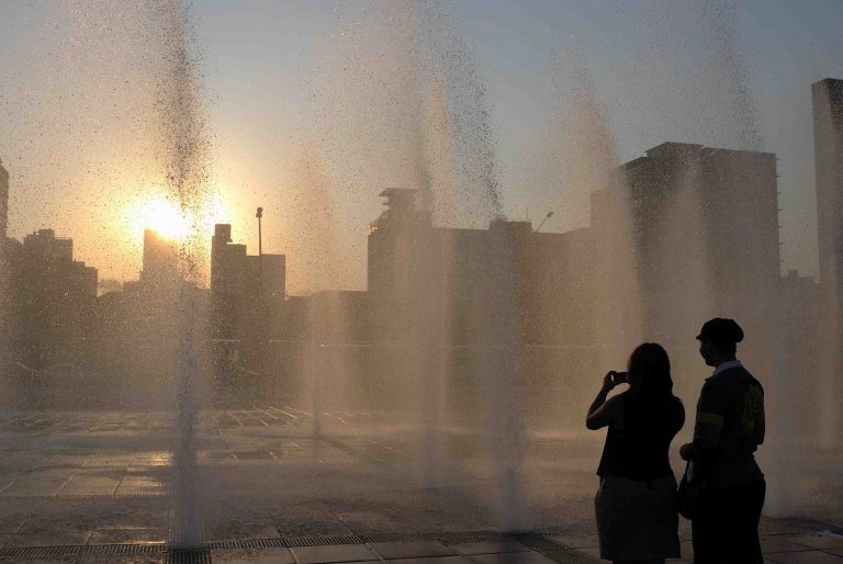 Um"local friend" mostra a paisagem no Centro do Rio para uma turista