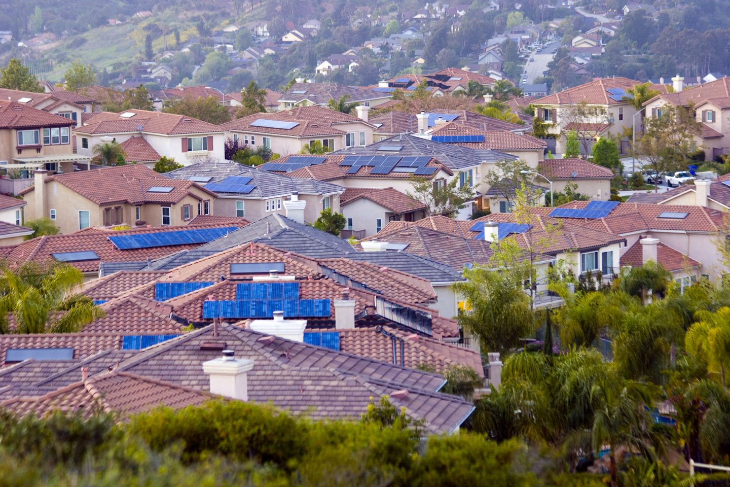 No Brasil, o investimento médio num equipamento de energia fotovoltaica gira em torno de R$ 10 mil a R$ 15 mil