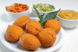 Em iorubá, acarajé significa “comer bola de fogo”