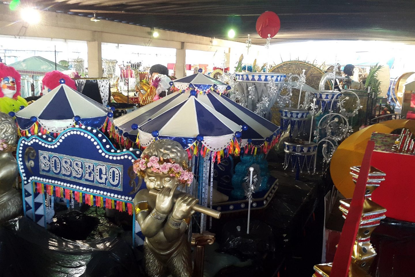 Foto panorâmica do barracão, feita de cima do carro da Leão de Nova Iguaçu