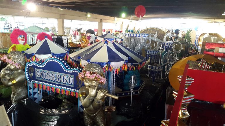 Foto panorâmica do barracão, feita de cima do carro da Leão de Nova Iguaçu