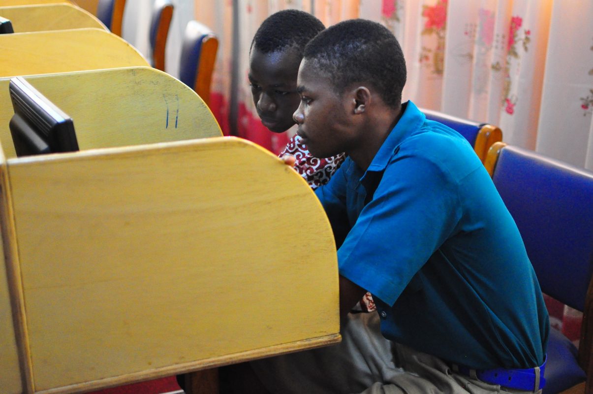 Jovens consumindo informação digital em Gana