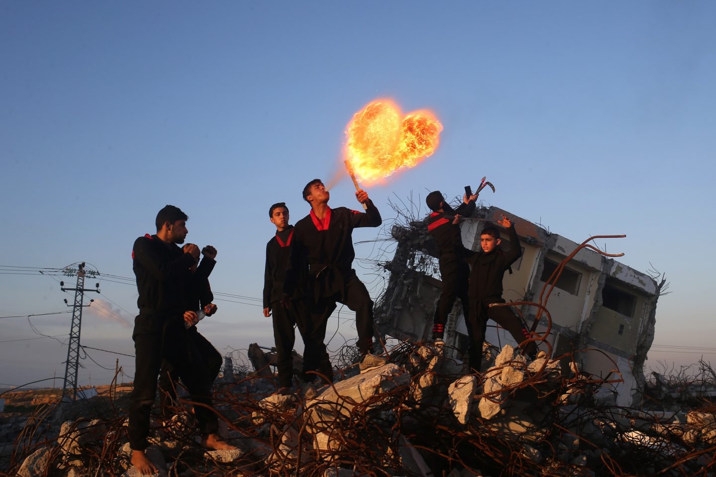 Jovens palestinos brincam com foto na Faixa de Gaza