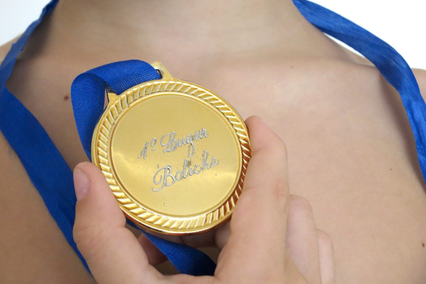 A medalha de Martin. Vitória no jogo de boliche no aniversário de um amigo