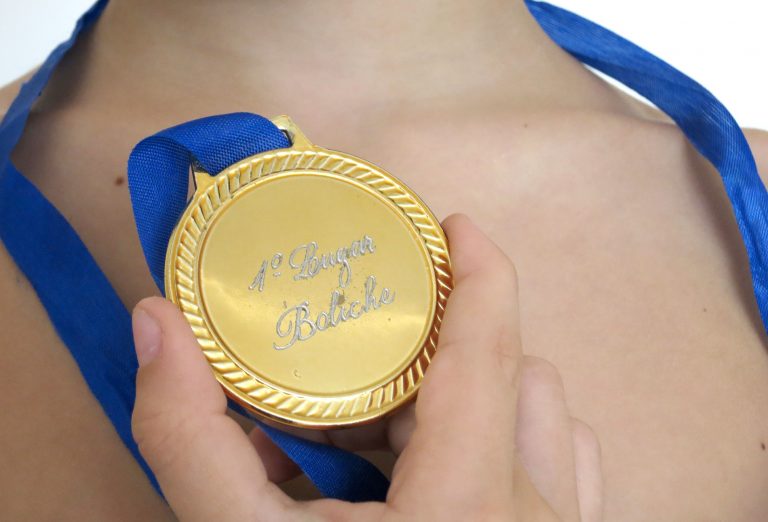 A medalha de Martin. Vitória no jogo de boliche no aniversário de um amigo