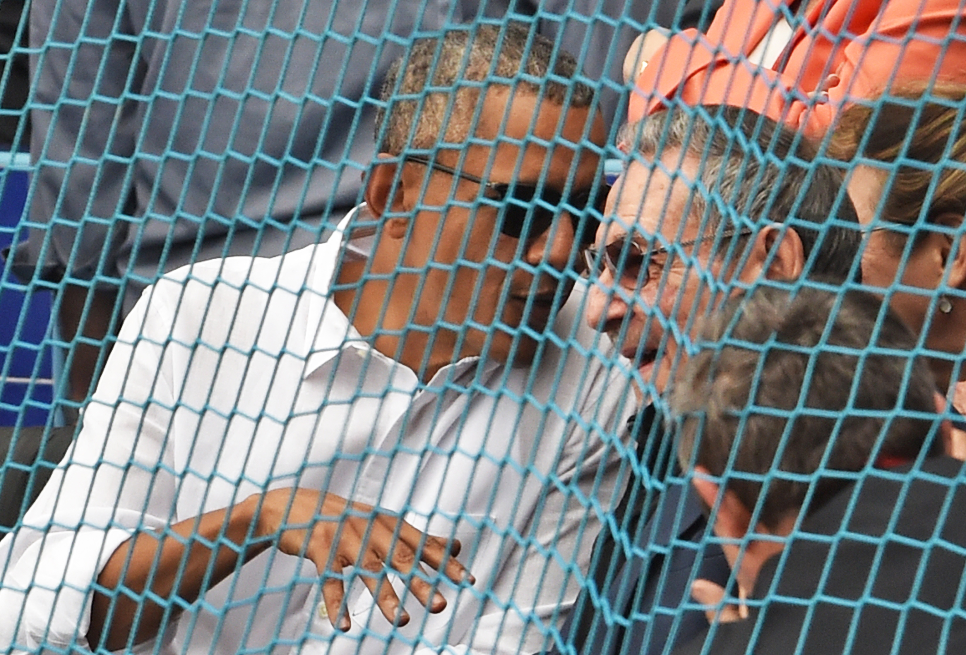 Foto de Rodrigo Arangua/ AFP O presidente dos Estados Unidos, Barack Obama, e o presidente cubano Raúl Castro em jogo de baseball