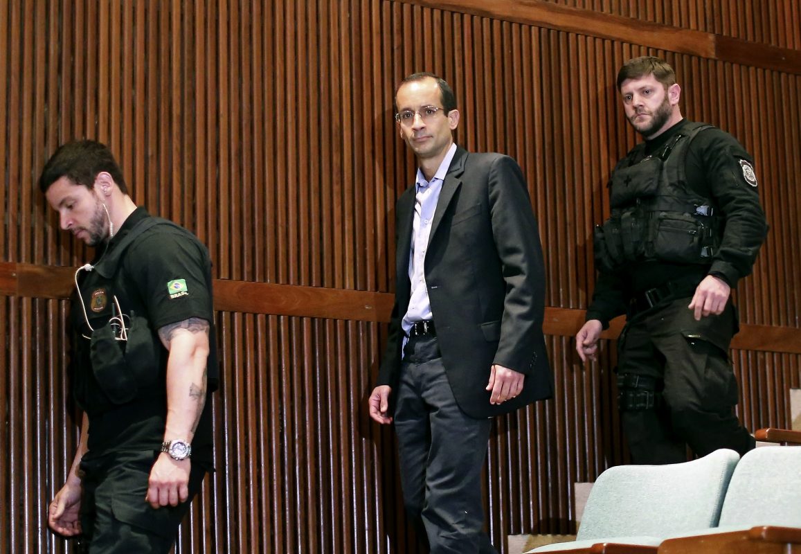 O presidente do grupo Odebrecht, Marcelo Odebrecht , chega para depor na CPI da Petrobras acompanhado de policiais federais