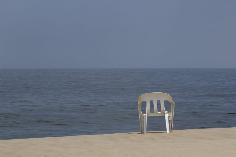 Fotógrafos renomados farão ensaios, repórteres de comportamento caçarão tendências, revistas de moda endeusarão a cadeira de plástico branca como ícone de estilo