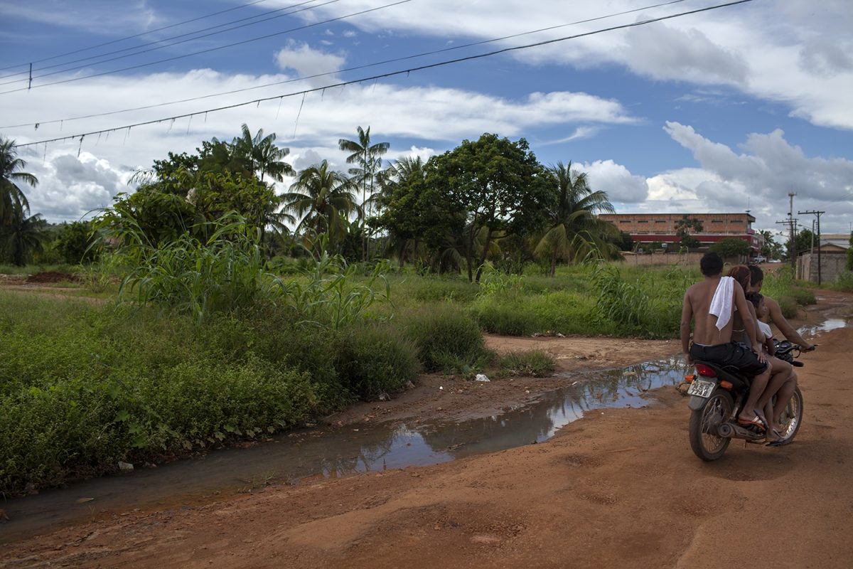 Rua do bairro Brasília, em Altamira, onde o esgoto corre a céu aberto. O índice de coleta de esgoto era de 0% antes do início da construção da usina e continua sendo o mesmo hoje