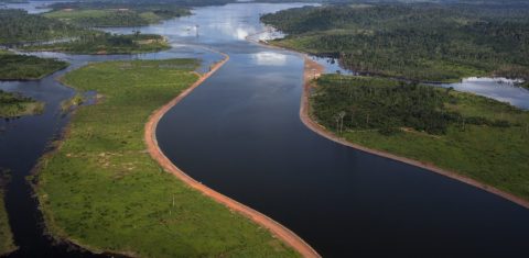 Vista aérea dos canais que levam à barragem da Usina Hidrelétrica de Belo Monte: "O Xingu não era aqui!”