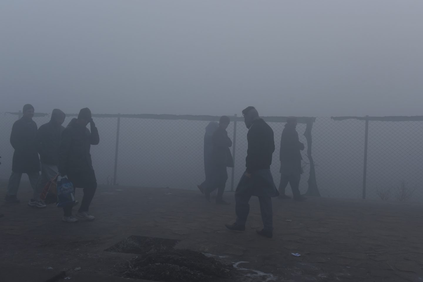 Em Kabul, no Afeganistão, pessoas andam no meio do nevoeiro provocado por poluição: emissões de gases podem causar declínio cognitivo, segundo estudo (Shah Marai/AFP)