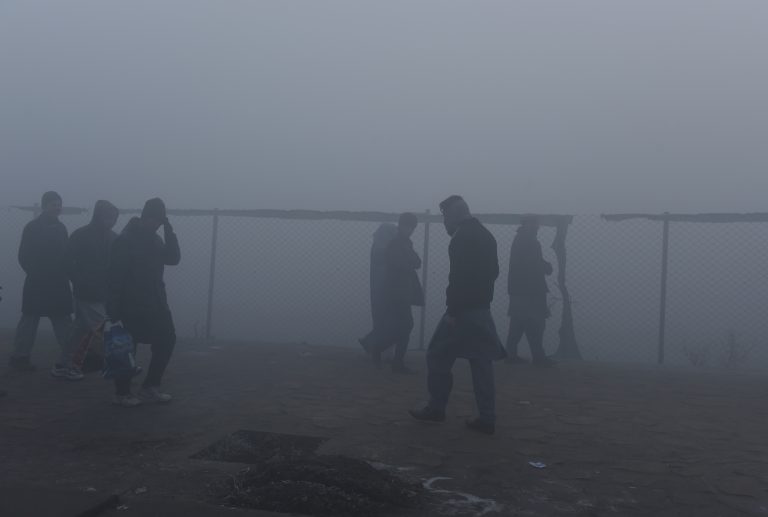 Em Kabul, no Afeganistão, pessoas andam no meio do nevoeiro provocado por poluição: emissões de gases podem causar declínio cognitivo, segundo estudo (Shah Marai/AFP)