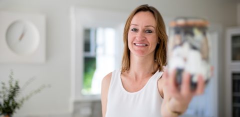 Bea Johnson mostra, orgulhosa, o pote de vidro onde armazena todo o lixo produzido na casa ao longo de um ano