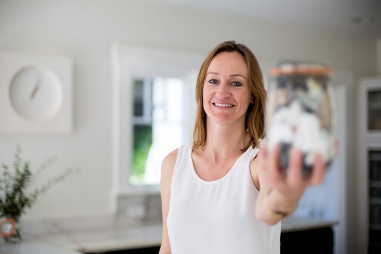 Bea Johnson mostra, orgulhosa, o pote de vidro onde armazena todo o lixo produzido na casa ao longo de um ano