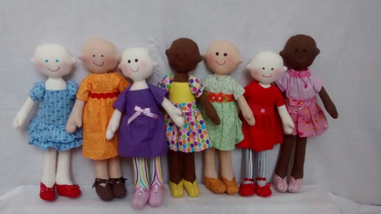 Bonecas carecas ajudam as crianças com câncer a enfrentar o tratamento