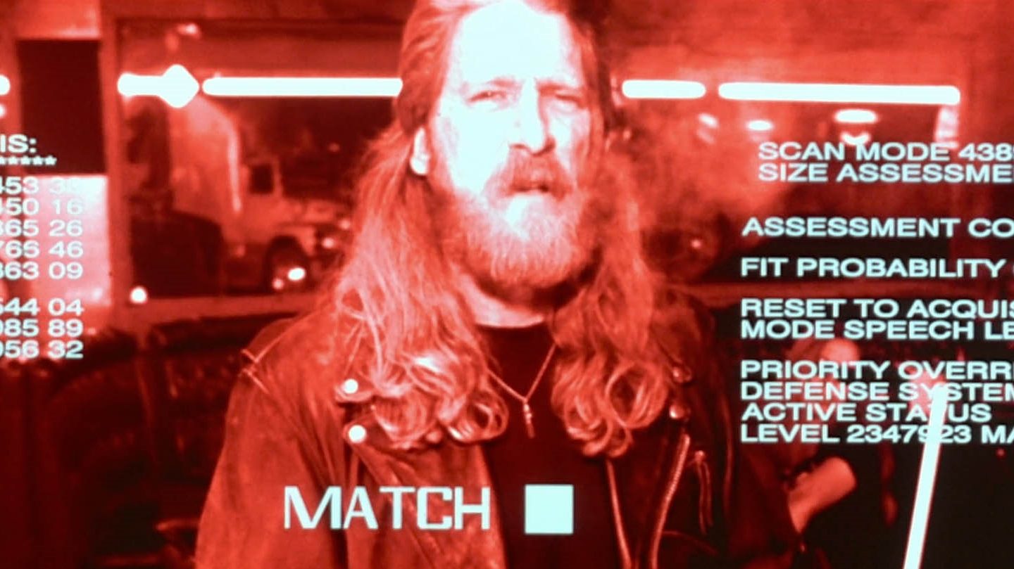 Você está na mesa de um bar. Um amigo te apresenta um casal. É a hora de ligar aquele scanner igual ao do Robocop ou do Exterminador do futuro