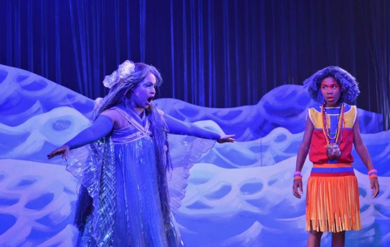 Iara e o menino-índio Iporongaba, dois personagens da peça de João Guilherme Ripper