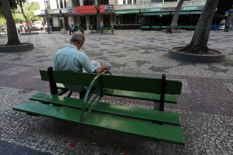 Os bancos com divisórios já começam a fazer parte da paisagem do Rio