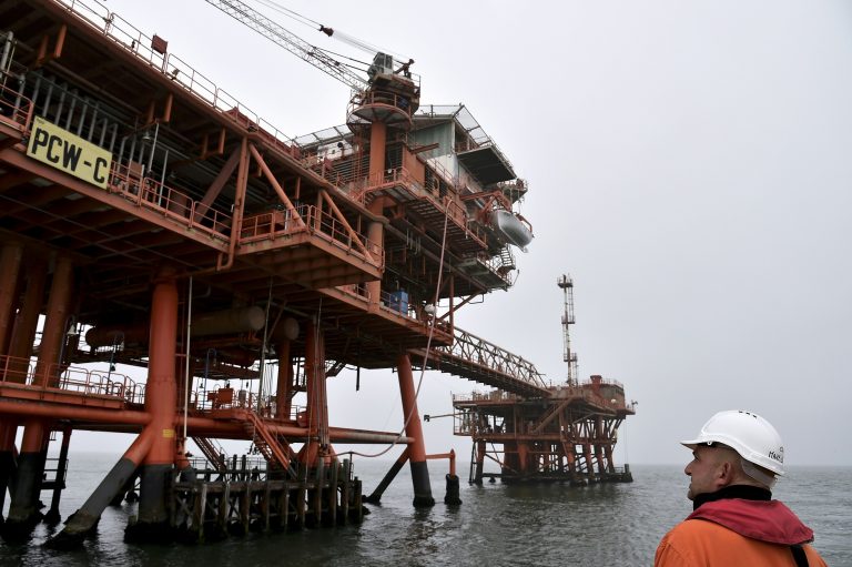 Em 2010, a então ministra do Ambiente Stefania Prestigiacomo, proibiu atividades petrolíferas na costa do país, aumentando o limite de interdição de 5 milhas para 12 milhas. O decreto, porém, foi cancelado dois anos mais tarde