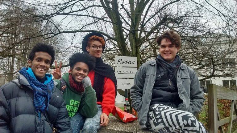 Nos jardins da escola P.A.R.T.S, da esquerda para a direita: Luyd, Rafael, Gustavo e Marllon