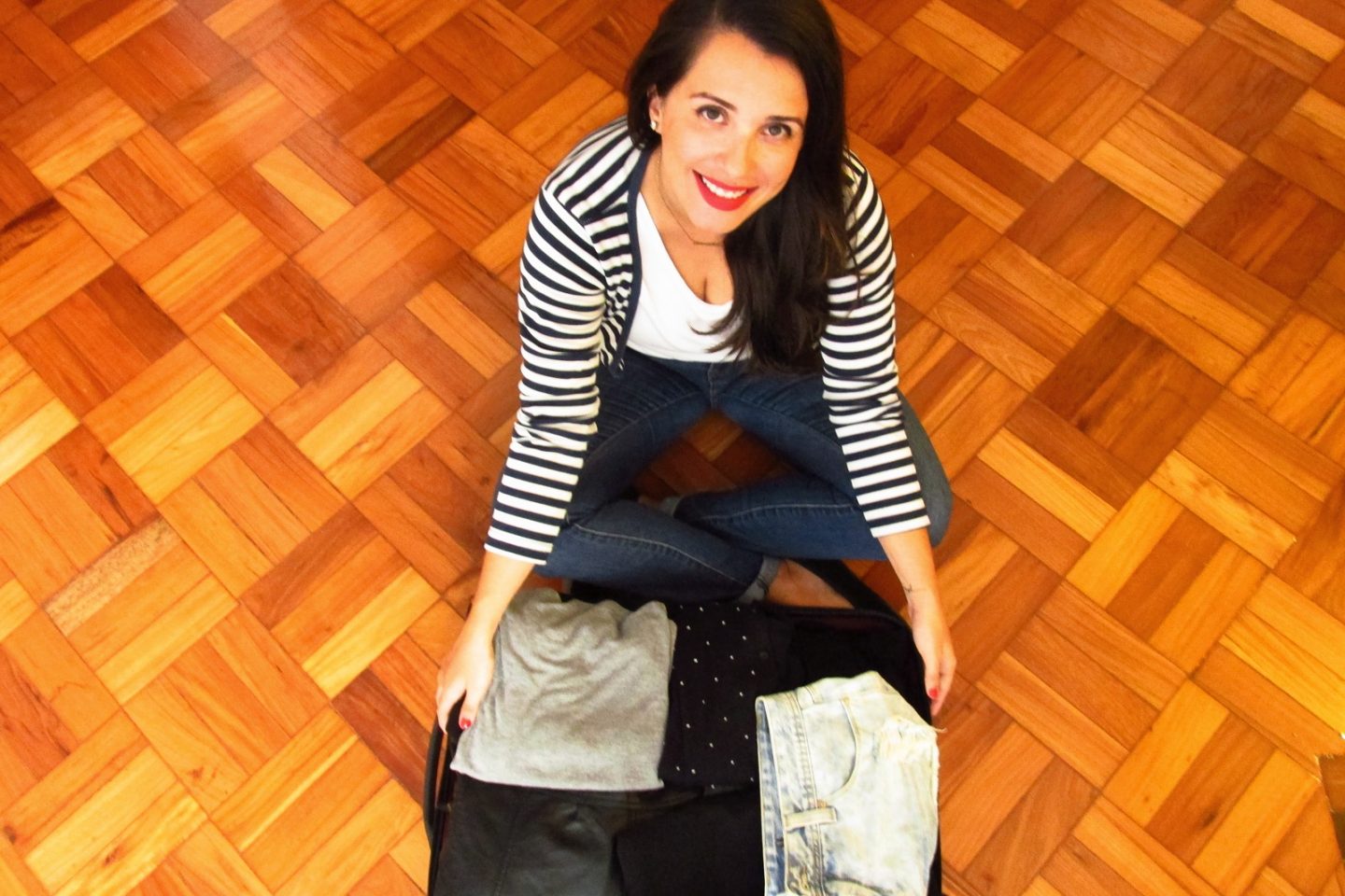 A catarinense Daniela Kopsch mostra a mala onde cabe todo o seu guarda-roupa de 50 peças: 25 blusas, 8 vestidos, 8 casacos, 4 calças, 3 shorts e 2 saias