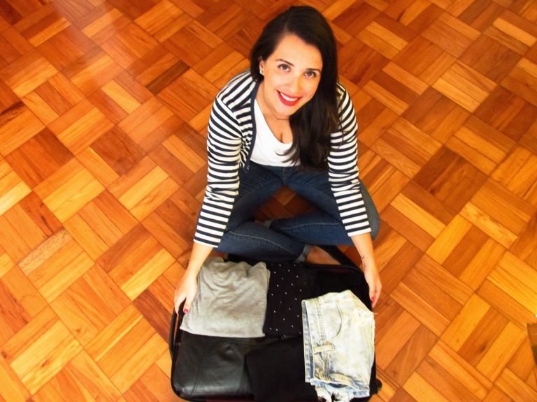 A catarinense Daniela Kopsch mostra a mala onde cabe todo o seu guarda-roupa de 50 peças: 25 blusas, 8 vestidos, 8 casacos, 4 calças, 3 shorts e 2 saias