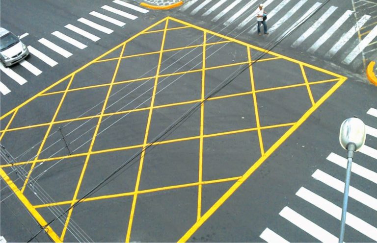 “Proibido fechar cruzamento”. Um goiano, um paranaense ou um capixaba, ao ler essa placa, concluiria que deve-se parar fora do quadriculado. O carioca apenas lê: “hkqfvg qwfzvg sqprygjac”