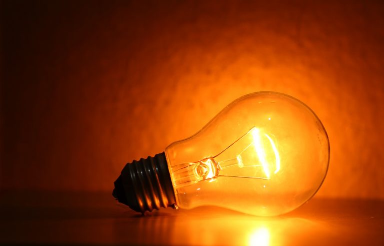 Por mais que o aumento no preço da energia elétrica tenha feito os brasileiros repensarem a forma de consumir, ainda estamos entre os campeões de desperdício