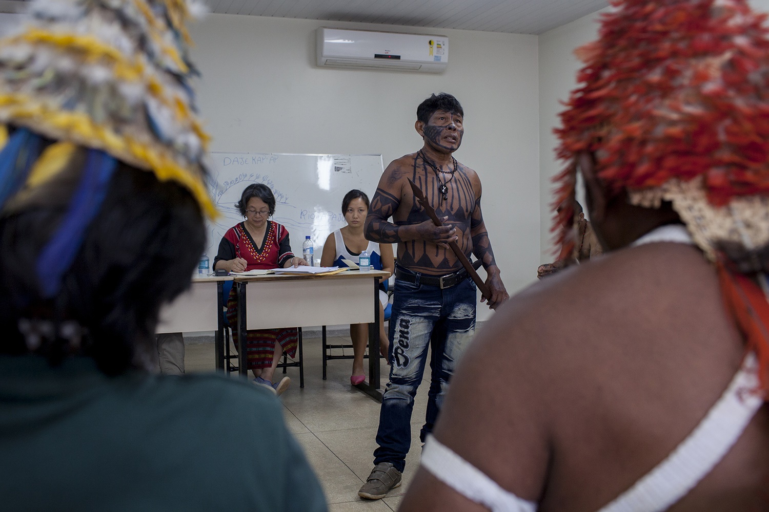 Reinaldo Poxo Munduruku, do rio Tapajós, faz um discurso em sua língua, durante a audiência com Victoria Tauli-Corpuz (ao fundo, de vermelho), relatora especial da ONU sobre Direitos dos Povos Indígenas. Foto Marizilda Cruppe