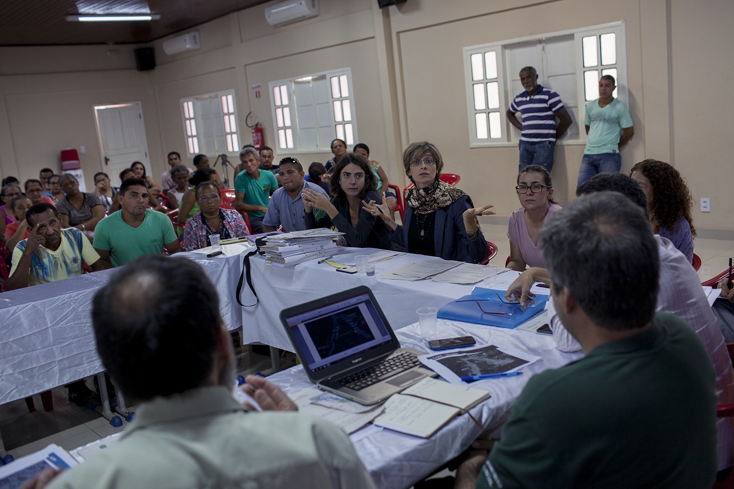 Thais Santi (ao centro, de cabelos curtos e óculos), procuradora do Ministério Público Federal em Altamira, durante reunião com representantes do IBAMA, Norte Energia e pescadores