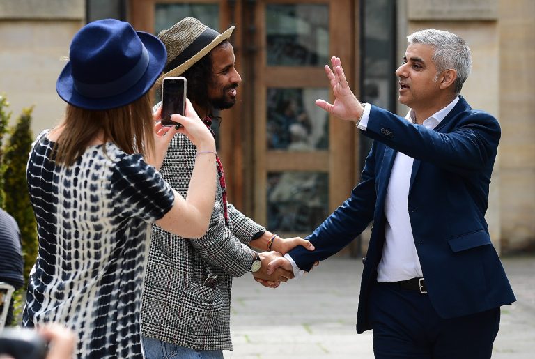 O novo prefeito de Londres, Sadiq Khan, comprimenta eleitores na rua da cidade
