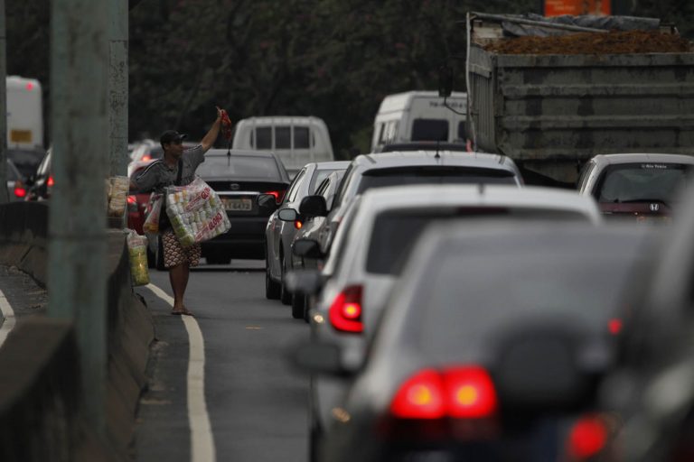 Na Francisco Bicalho, diariamente, formam-se duas fileiras para entrar em uma agulha onde só passa um carro de cada vez