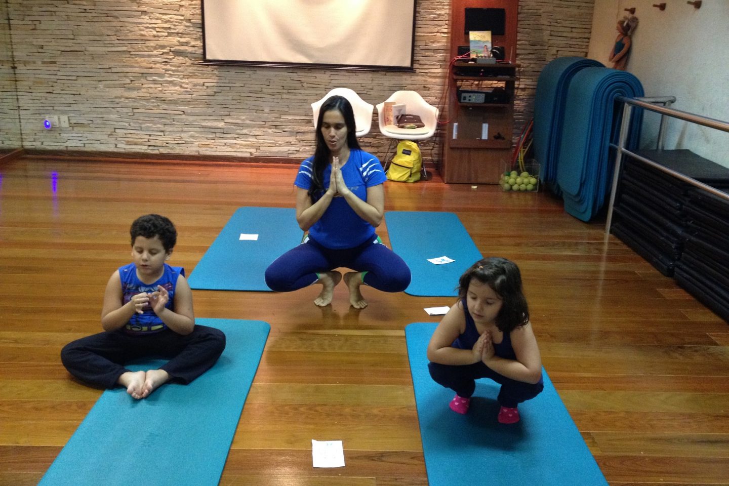 Para ajudar João e Luiza a manter a concentração, a professora de ioga infantil Bianca Graham Bell recorre a um leque de atividades lúdicas e divertidas