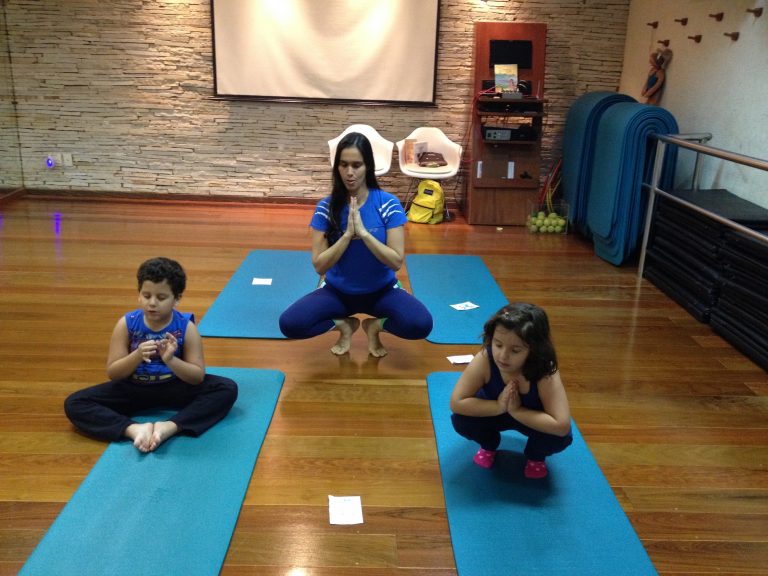 Para ajudar João e Luiza a manter a concentração, a professora de ioga infantil Bianca Graham Bell recorre a um leque de atividades lúdicas e divertidas