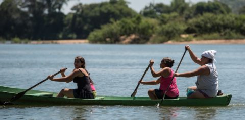 Mulheres atravessam o Xingu de canoa. Na região, além da população ribeirinha existem 26 povos indígenas que falam 24 idiomas