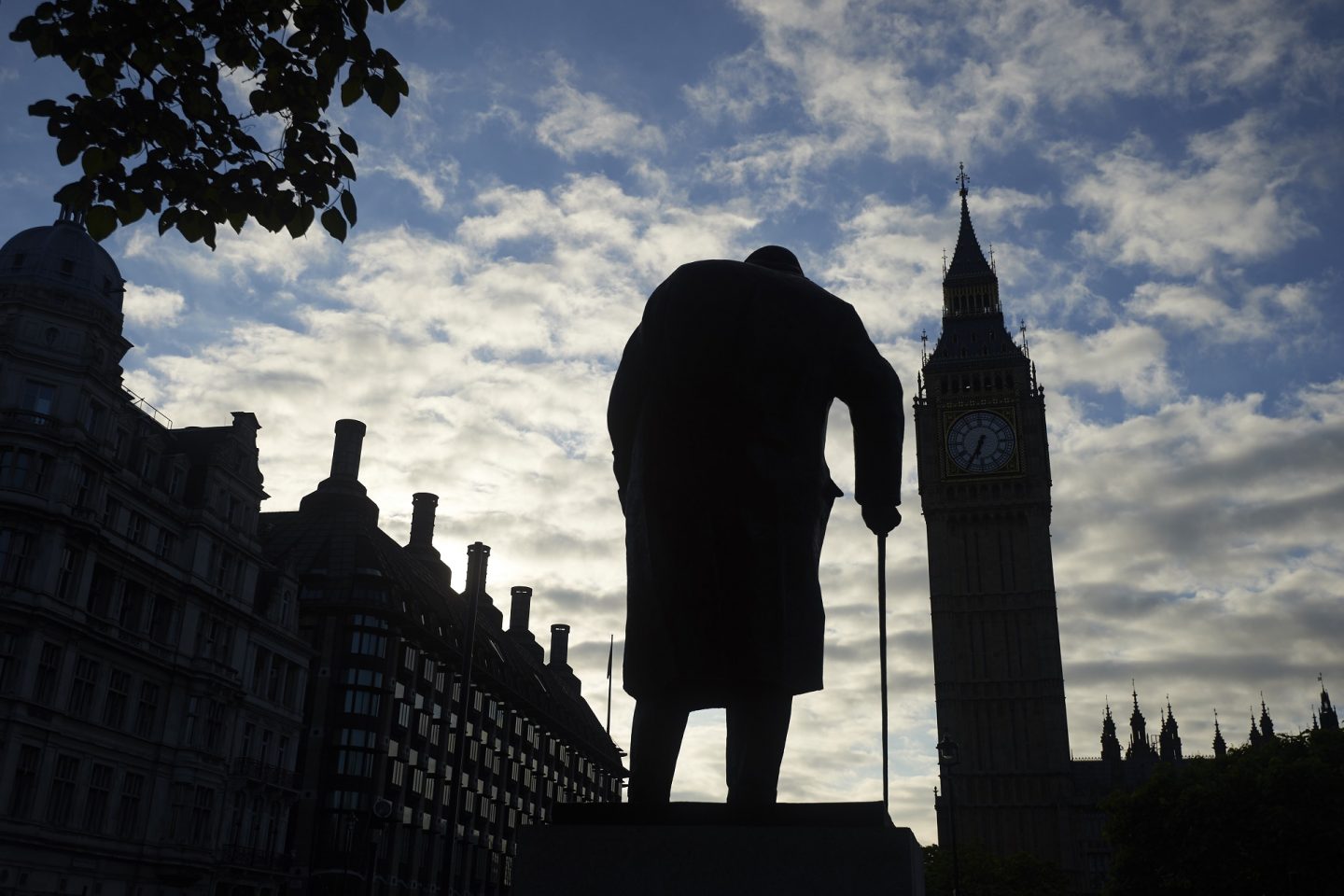 Como dizia Winston Churchill: "“você deve olhar para os fatos, porque eles olham para você”