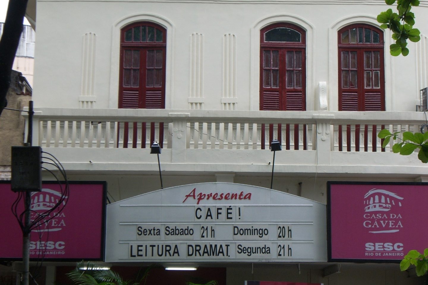 A Casa já foi equipada com biblioteca, roteiroteca, estúdio de som, ilhas de edição de video, videoteca e banco de textos de teatro