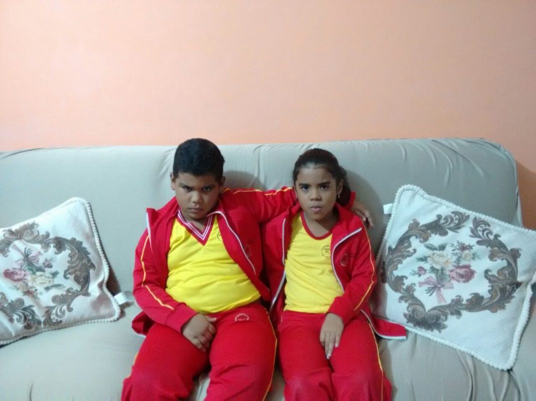 Quando brigam, o castigo dos gêmeos André e Andressa é ficar 15 minutos abraçados no sofá